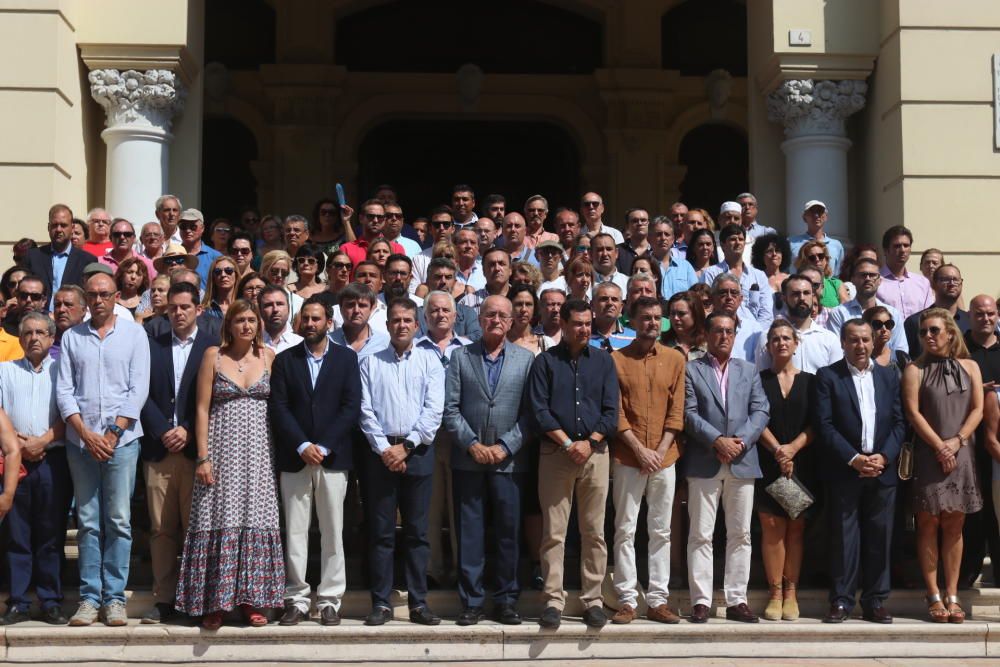 Los representantes políticos han guardado tres minutos de silencio en homenaje a las víctimas del atentado de Barcelona