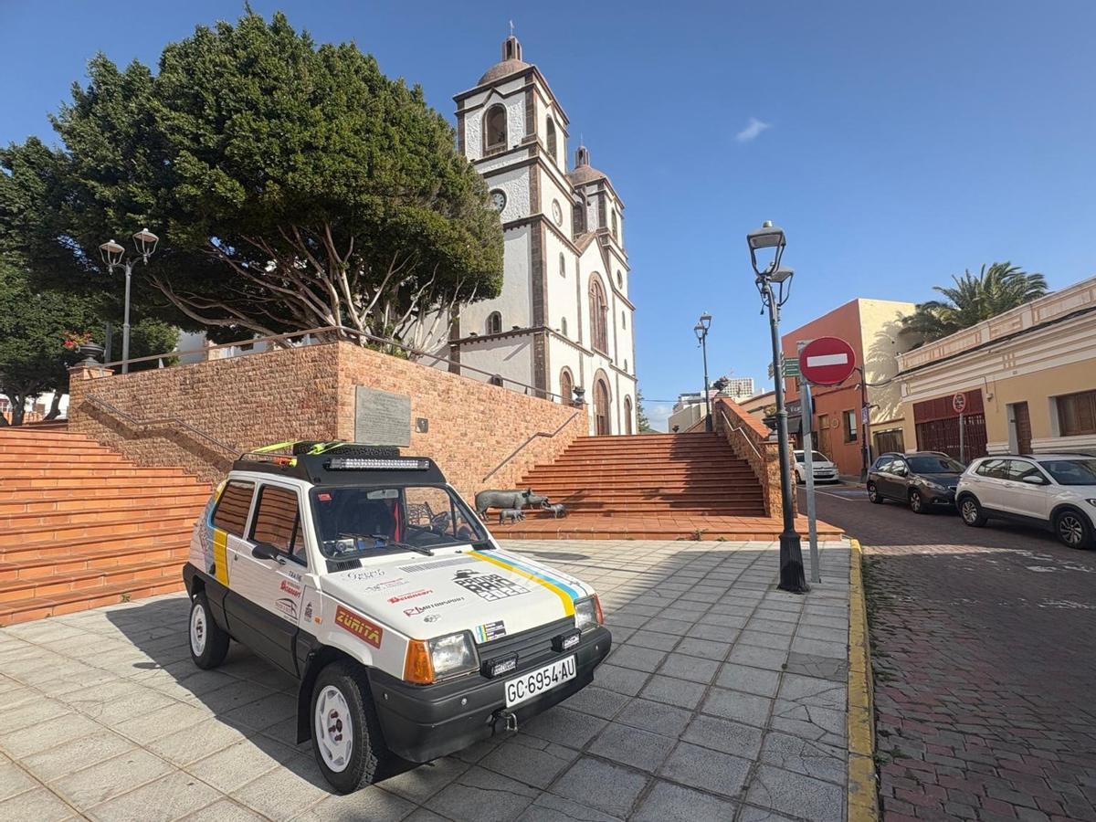 El panda que sale de Ingenio para recorrer más de 2.000 kilómetros en el rally de Marruecos.