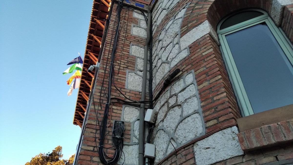 Desbarajuste de cables en la fachada del Rectorado.