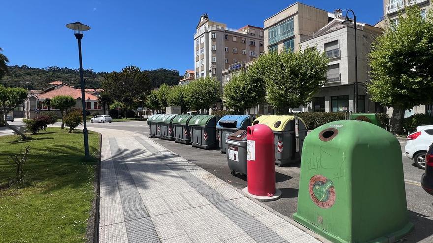 Contenedores de residuos en el centro de Cangas.