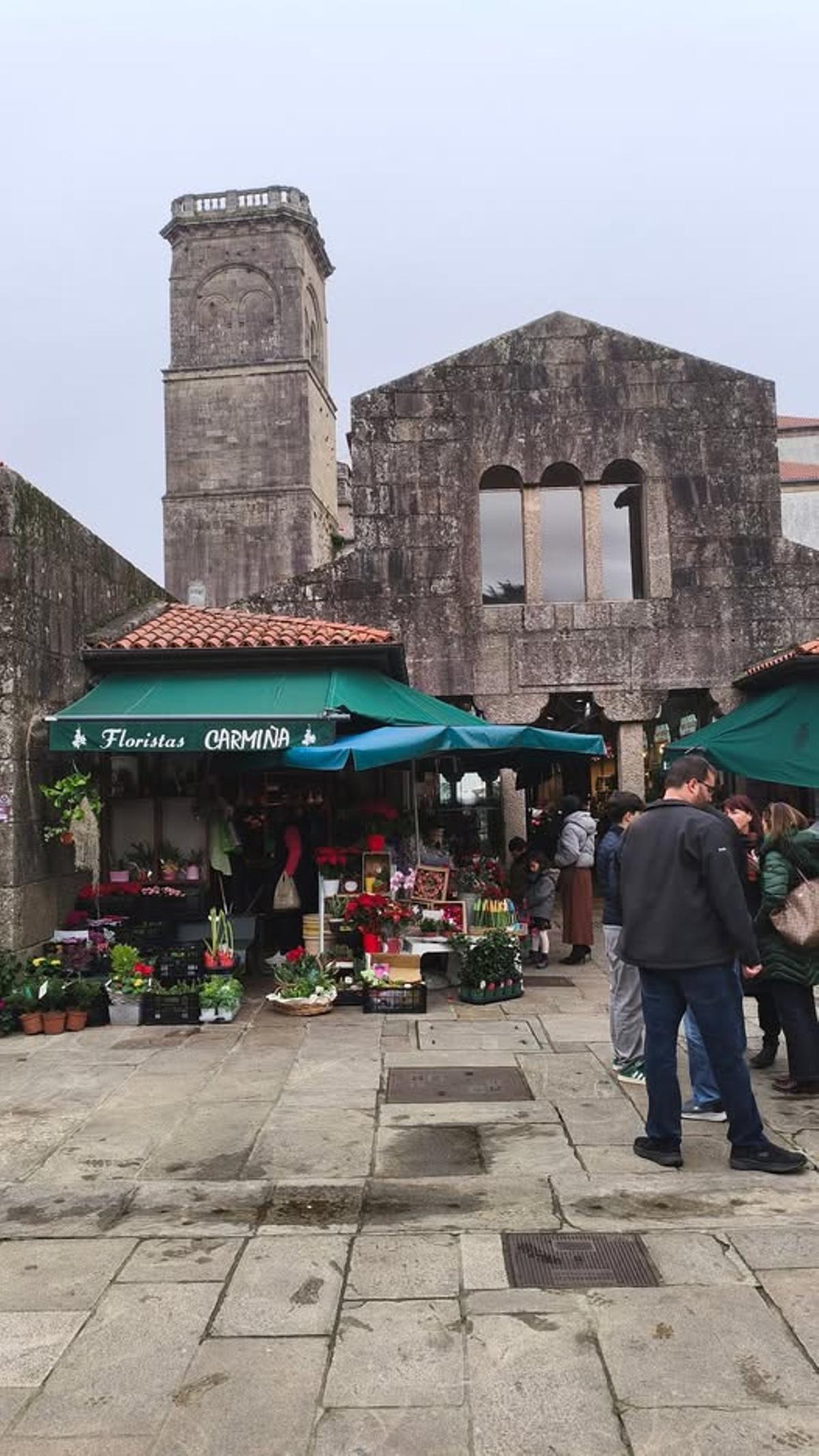 Los toldos del Mercado de Abastos, con su característico color verde.