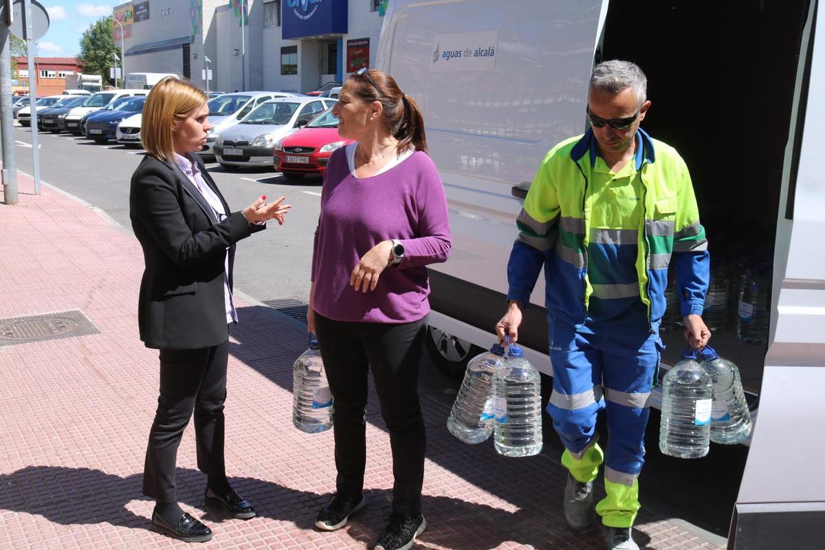 Reparto de agua embotellada en Alcalá de Henares por la avería, en fotos