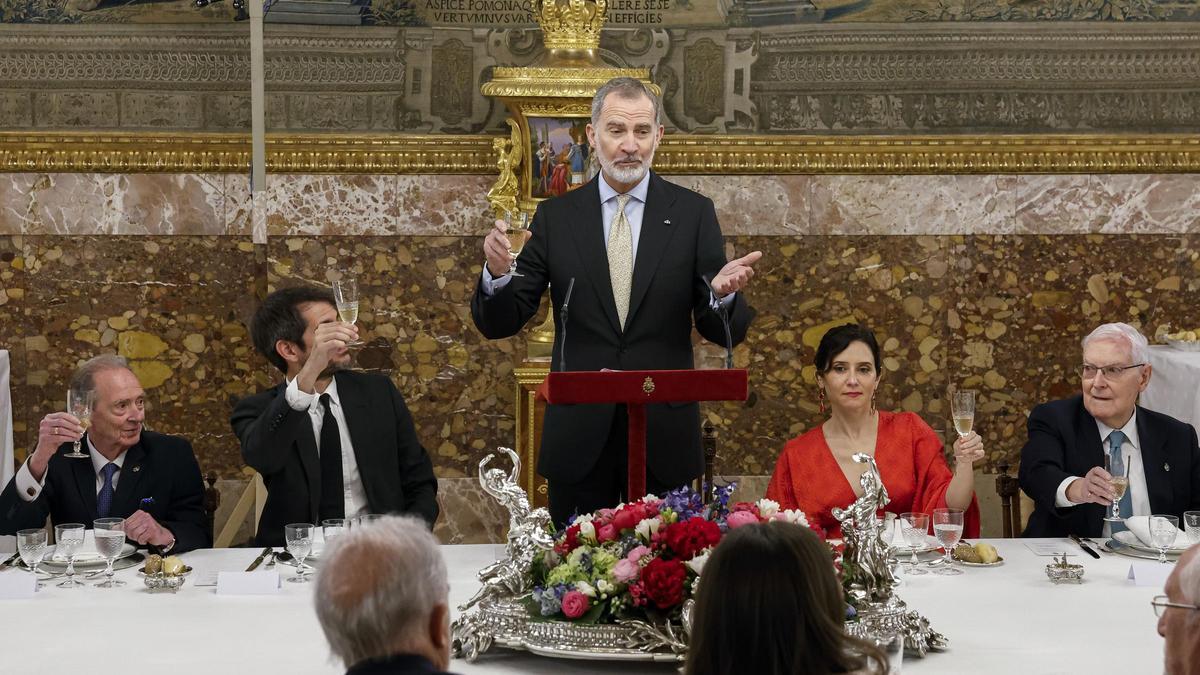 Felipe VI pronuncia un discurso flanquado por Ernest Urtasun e Isabel Díaz Ayuso.