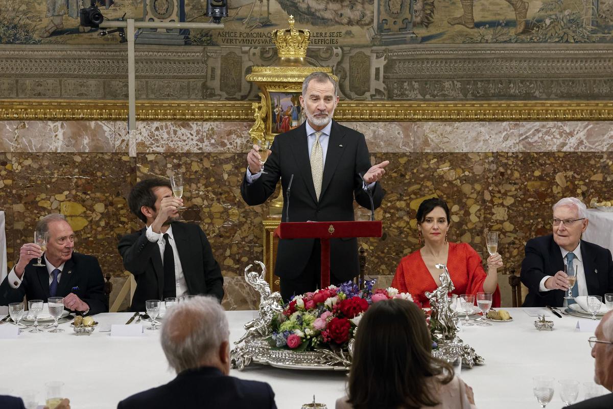 Felipe VI pronuncia un discurso flanquado por Ernest Urtasun e Isabel Díaz Ayuso.