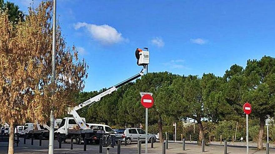 Operaris treballant en el canvi d&#039;enllumenat a Sant Joan