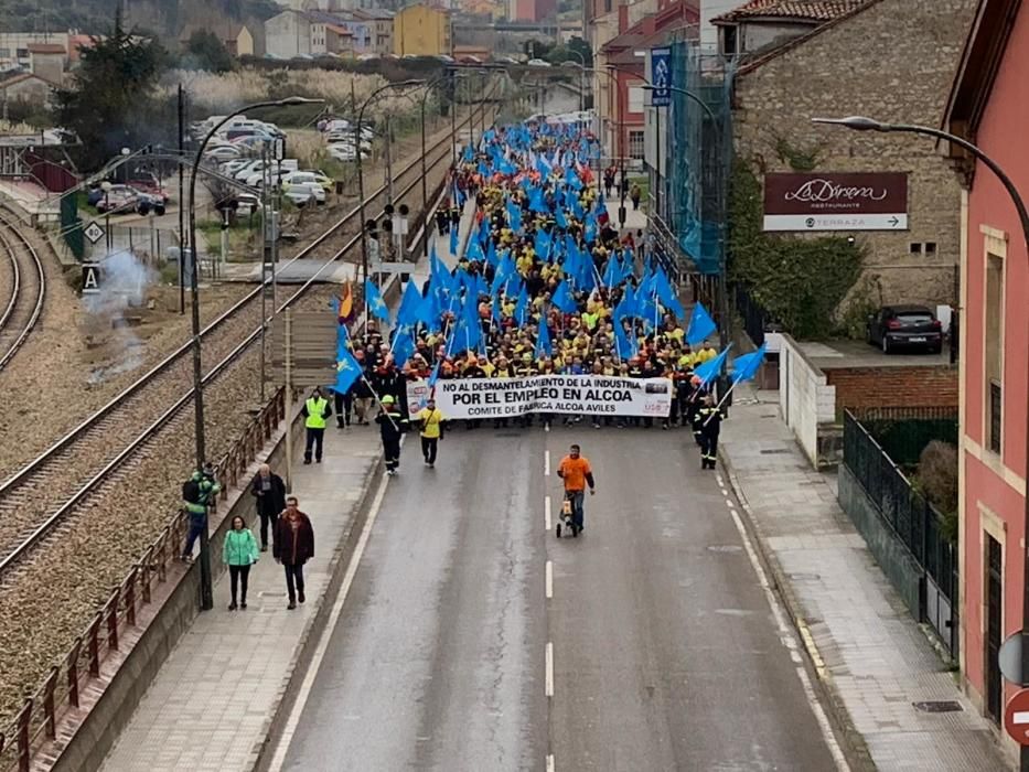 Los trabajadores de Alcoa celebran una marcha hasta Avilés para concentrarse frente al Ayuntamiento