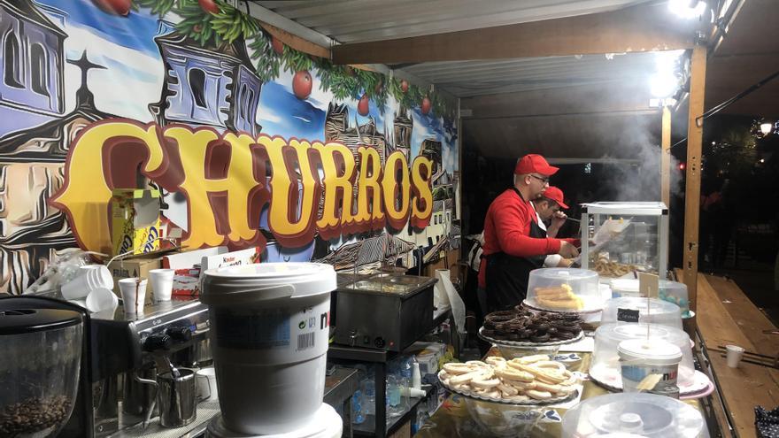 El mercado navideño de Cáceres incorpora un puesto que vende churros en Cánovas