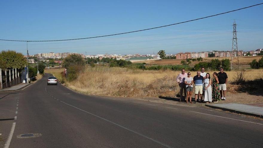 Vecinos de Los Montitos reclaman un acerado para llegar a Badajoz con seguridad: "Son apenas 200 metros, pero muy peligrosos"