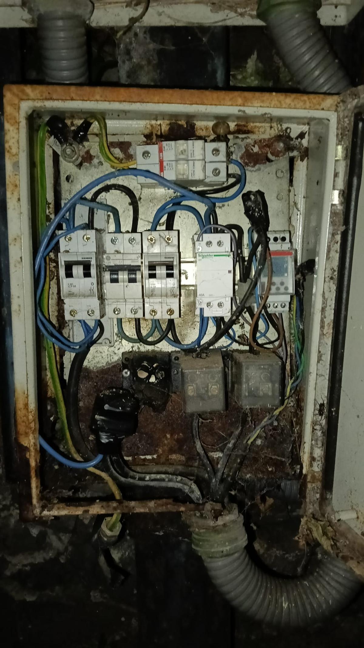 El cuadro de la luz del pueblo de Gobiendes, en mal estado.