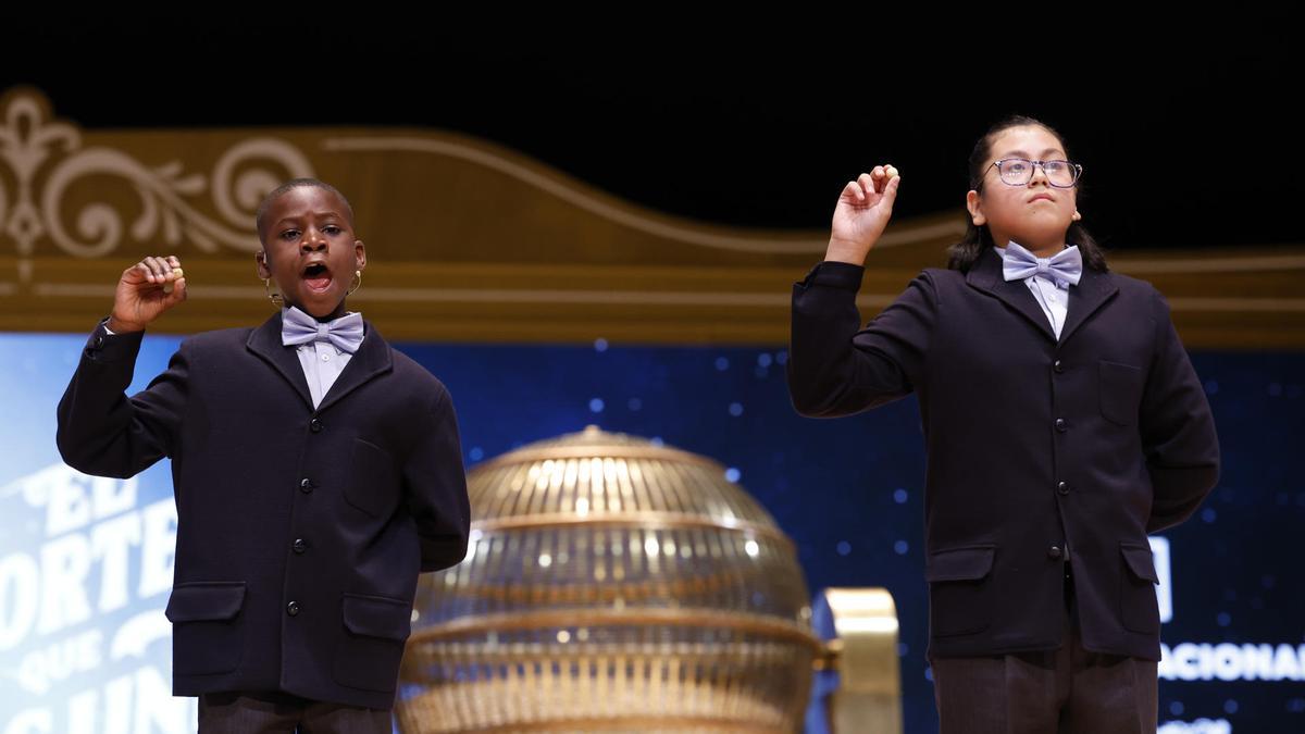 Los niños de la Residencia San Ildefonso de Madrid muestran uno de los quintos premios del año pasado