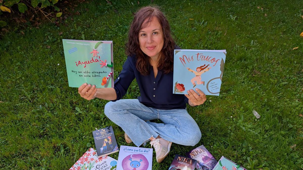 Rosario Ana Álvarez con sus últimas publicaciones en la manos y rodeada por otros de sus libros.