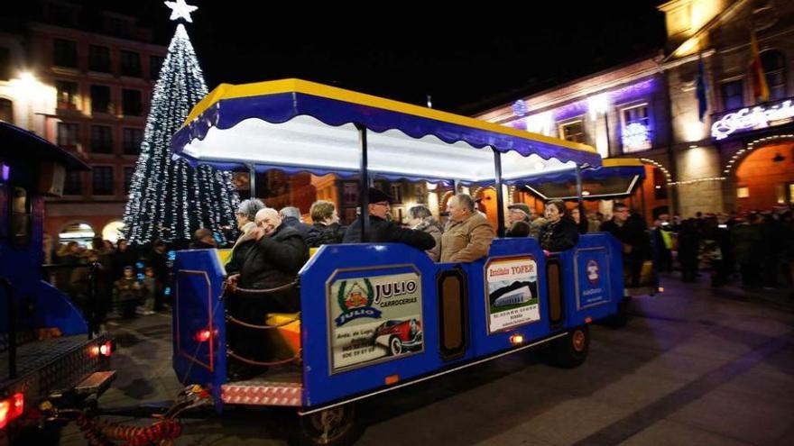 El tren turístico vuelve a la ciudad por el puente