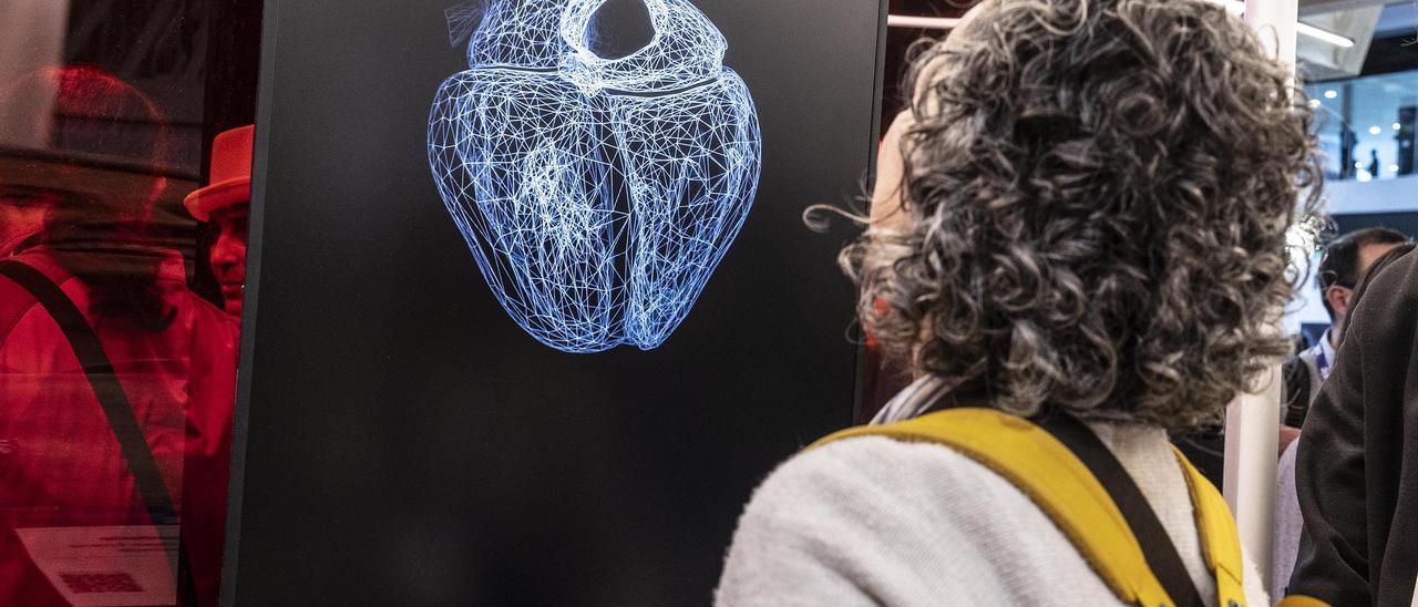 Una visitante prueba el prototipo de gemelo digital en el que los visitantes pueden generar una versión virtual simplificada de su corazón