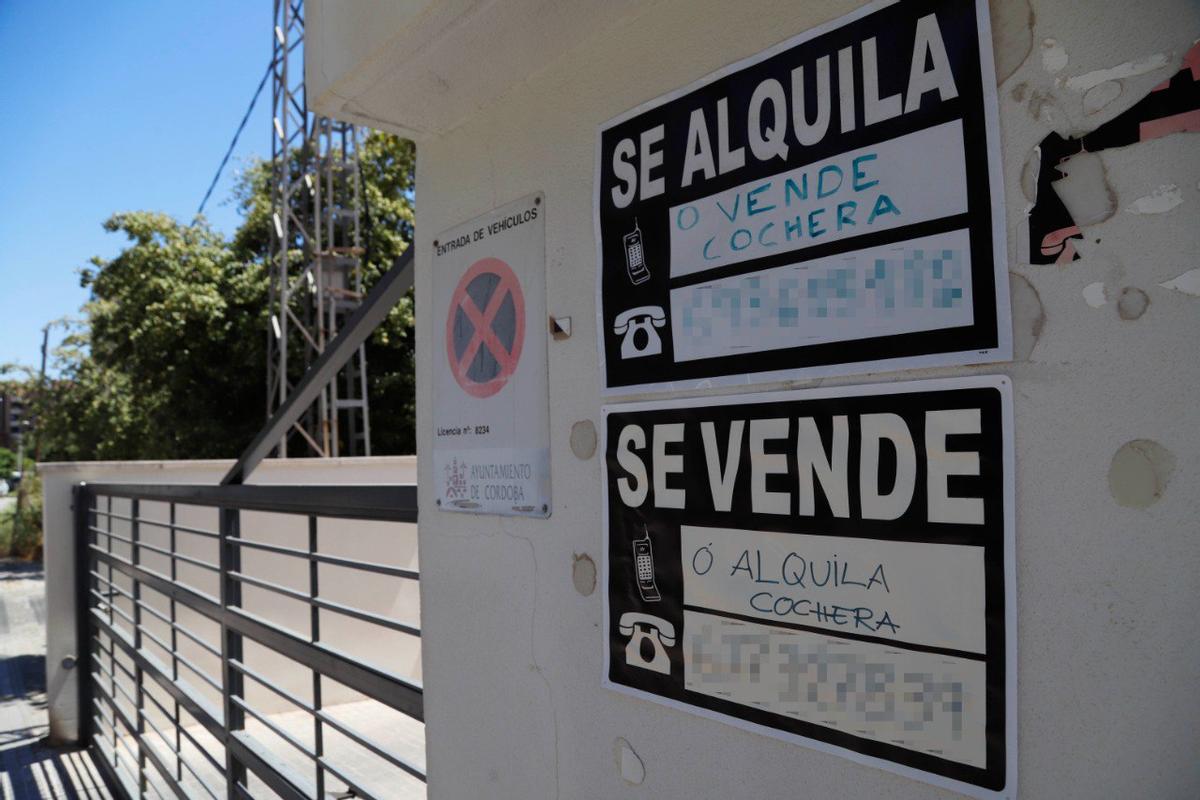 Carteles informativos sobre venta y alquiler de cocheras en Córdoba.