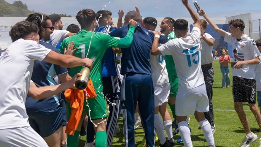 La plantilla de la SD Tenisca celebra el regreso en el Virgen de las Nieves. | MAURO CASTRO