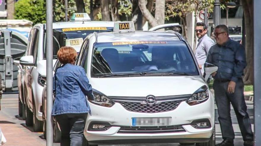 Imagen de una de las paradas de taxi ubicada en Orihuela, en concreto la del casco urbano en la zona de Los Andenes.