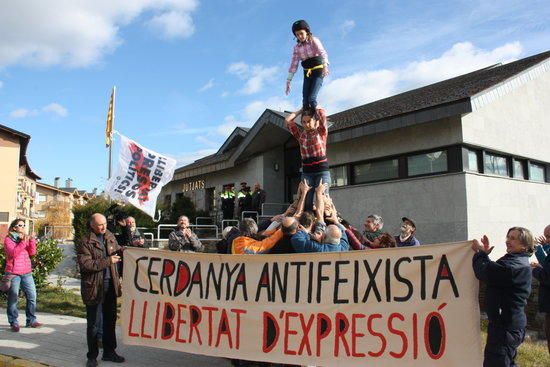 Concentració davant dels jutjats de Puigcerdà en suport a un CDR de la Cerdanya