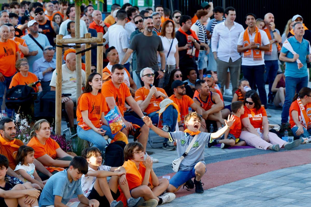Ambiente taronja en el Roig Arena para ver la Final Four