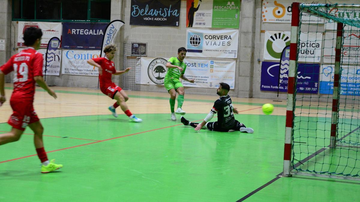 El Palma Futsal anota uno de sus goles en el duelo de ayer en Bueu.