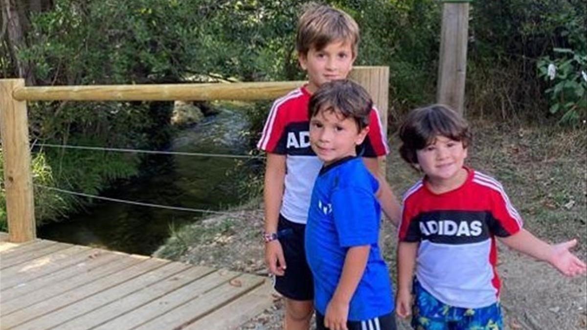 Thiago, Mateo y Ciro Messi, tras salir de casa este sábado.