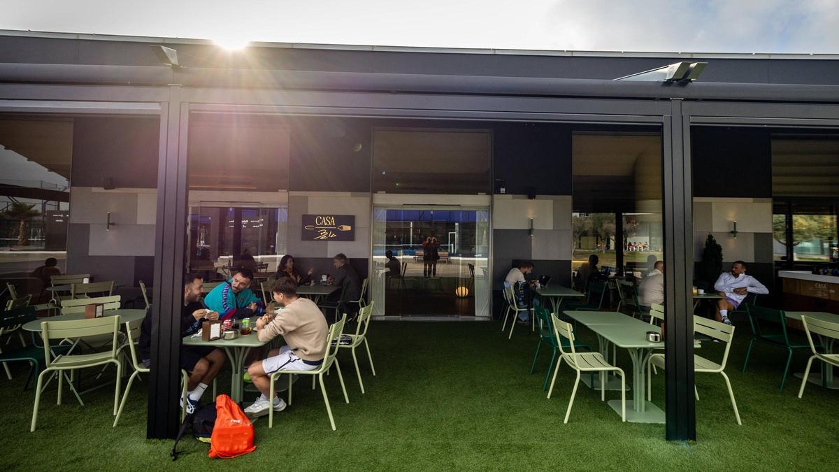 La terraza del restaurante Casa Bela, en el Bela Padel Center.