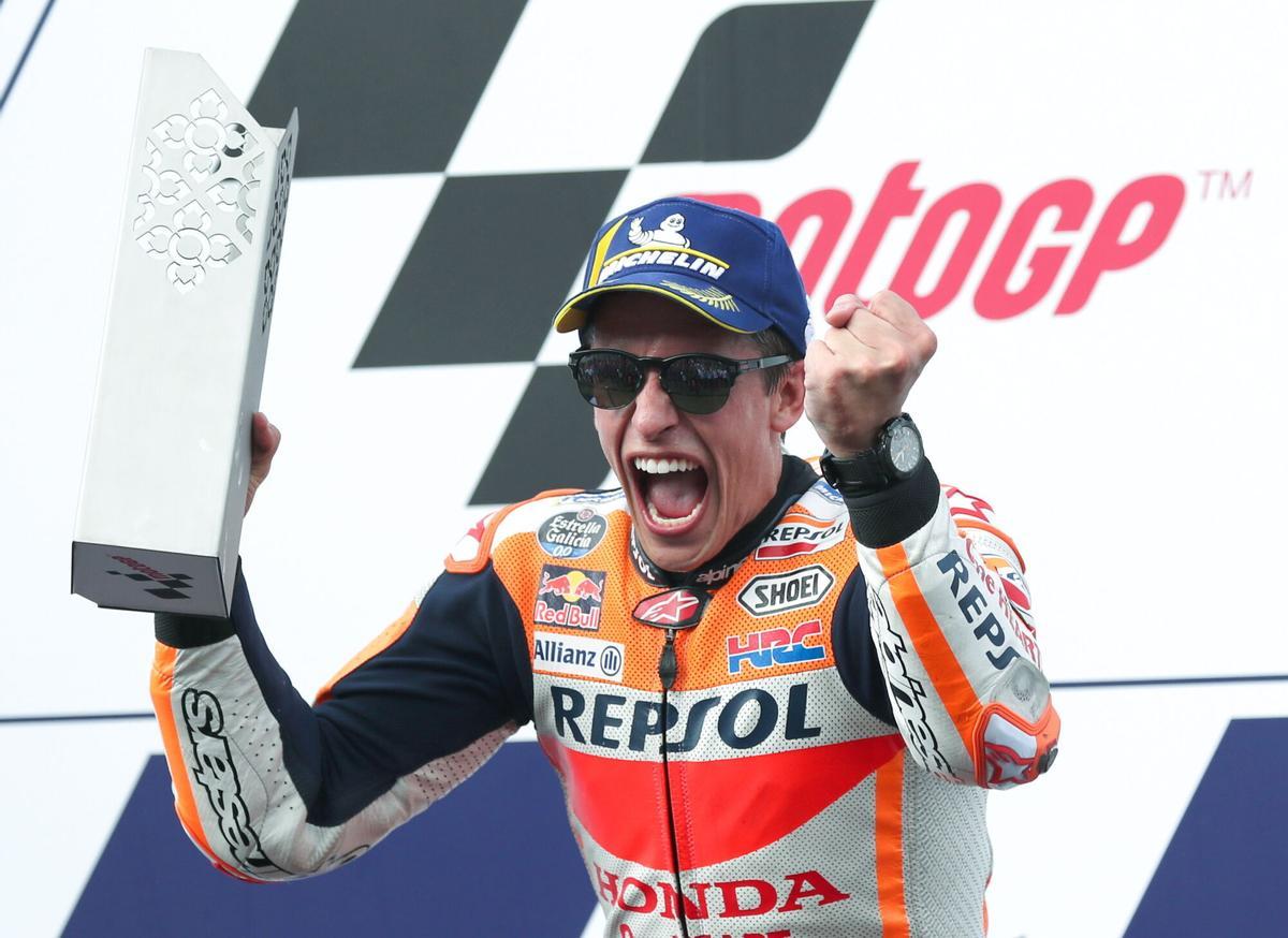 RUN42. Buriram (Thailand), 07/10/2018.- Spanish MotoGP rider Marc Marquez of the Repsol Honda Team celebrates on the podium after winning the Motorcycling Grand Prix of Thailand at Chang International Circuit in Buriram province, Thailand, 07 October 2018. (Motociclismo, Ciclismo, Tailandia) EFE/EPA/RUNGROJ YONGRIT