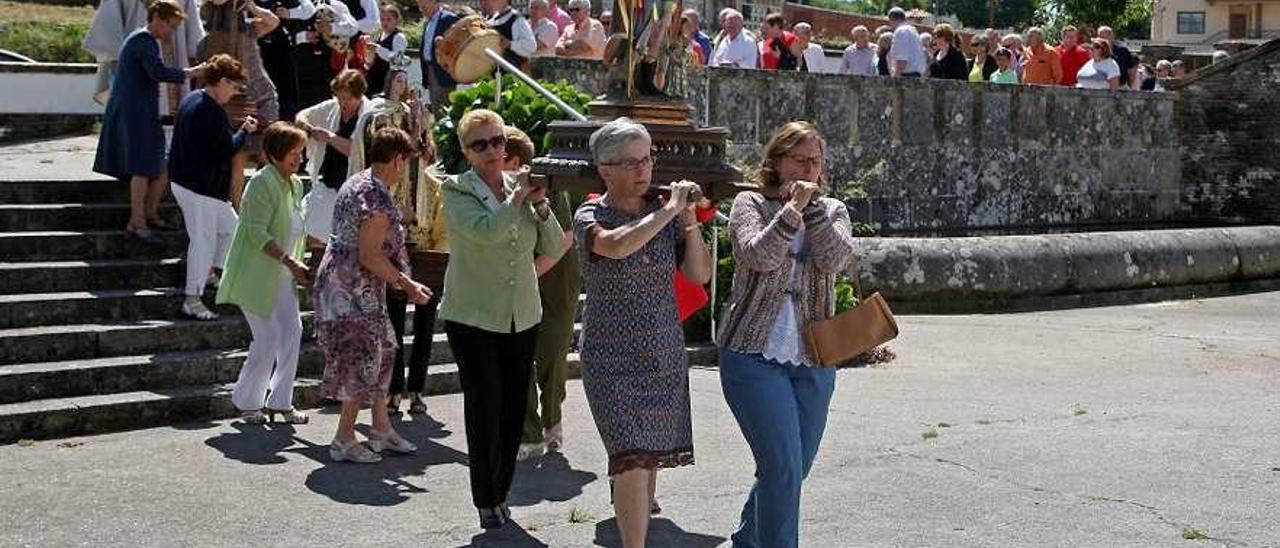 Vista de la concurrida procesión de Santa María Magdalena, ayer, en Soutelo. // Bernabé / Juan Carlos Asorey