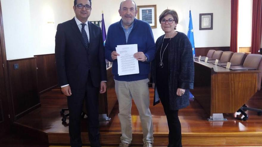 Por la izquierda, Julio González Zapico, Jaime Menéndez Corrales y Mari Luz García, ayer, en el salón de plenos del Ayuntamiento de Soto del Barco.