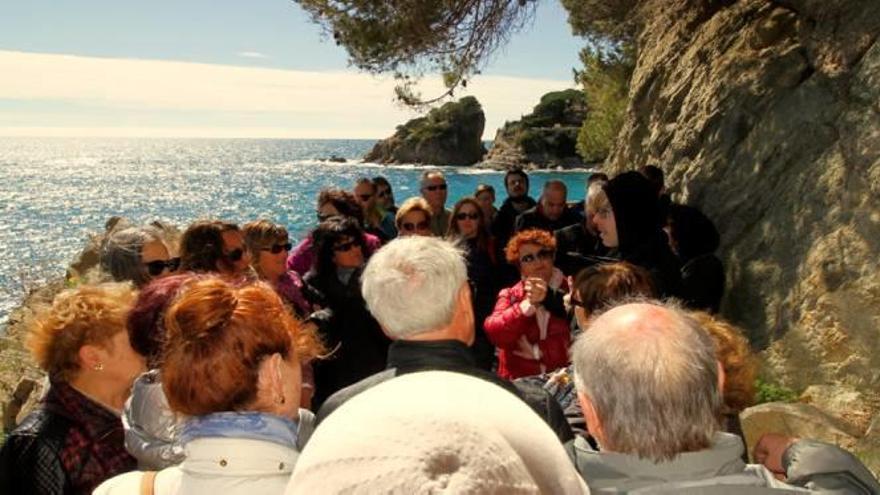 Visitants al reobert tram del camí de ronda de Blanes, diumenge.