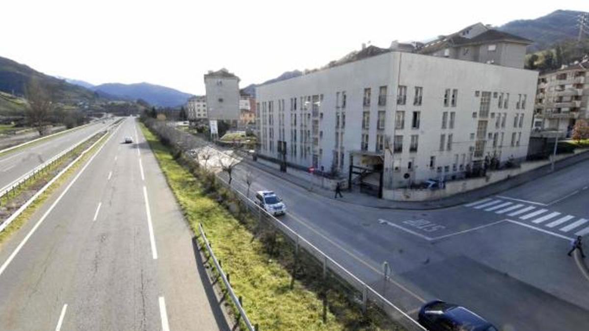 Cuartel de la Guardia Civil de Pola de Lena.
