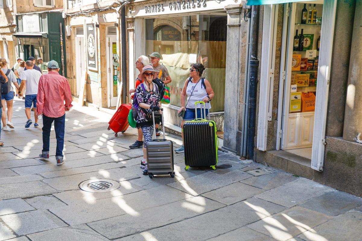 Turistas con maletas en la zona vieja