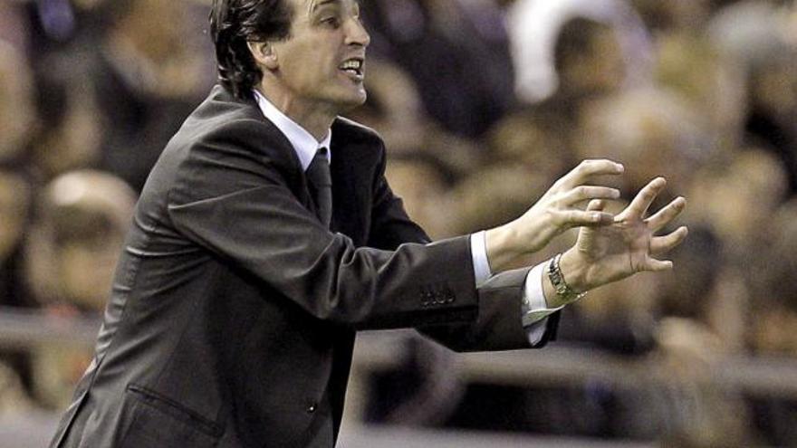 El entrenador del Valencia CF, Unai Emery, durante un partido en Mestalla.