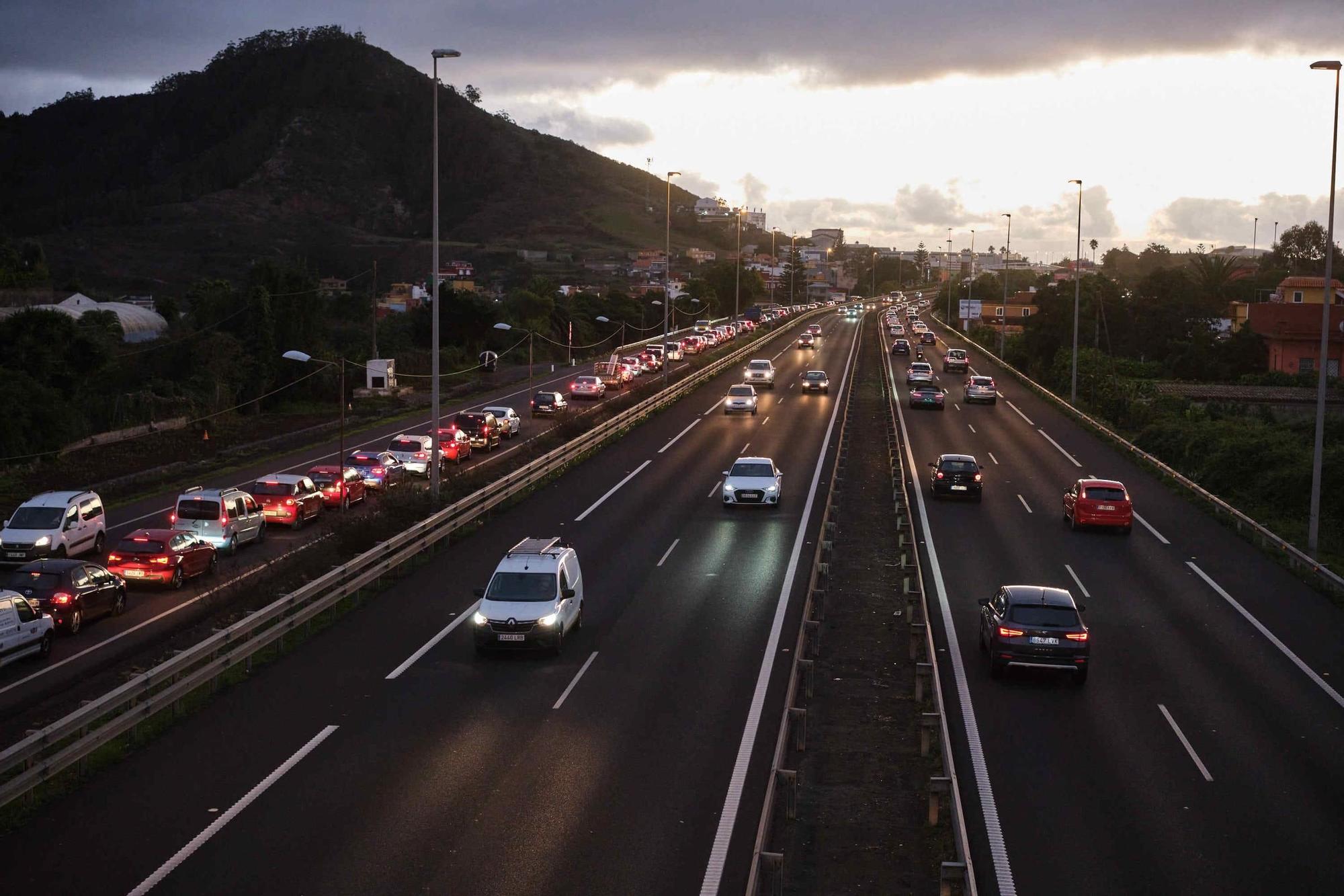 Colas en Tenerife el primer día de cortes en la autopista