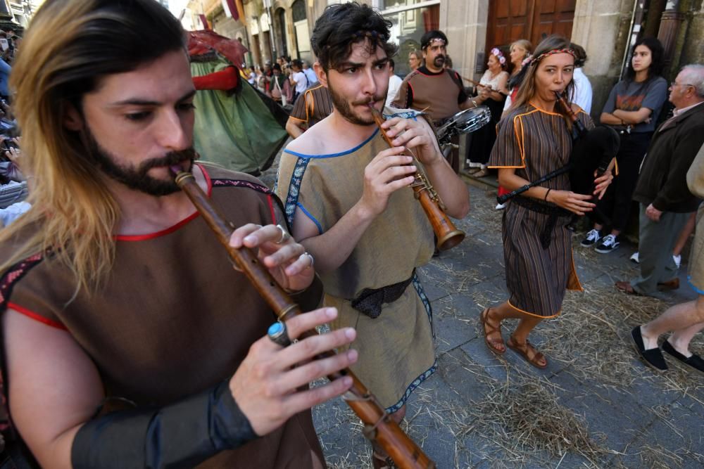 Miles de asistentes consolidan la Feira Franca como una de las fiestas históricas más destacadas de Galicia