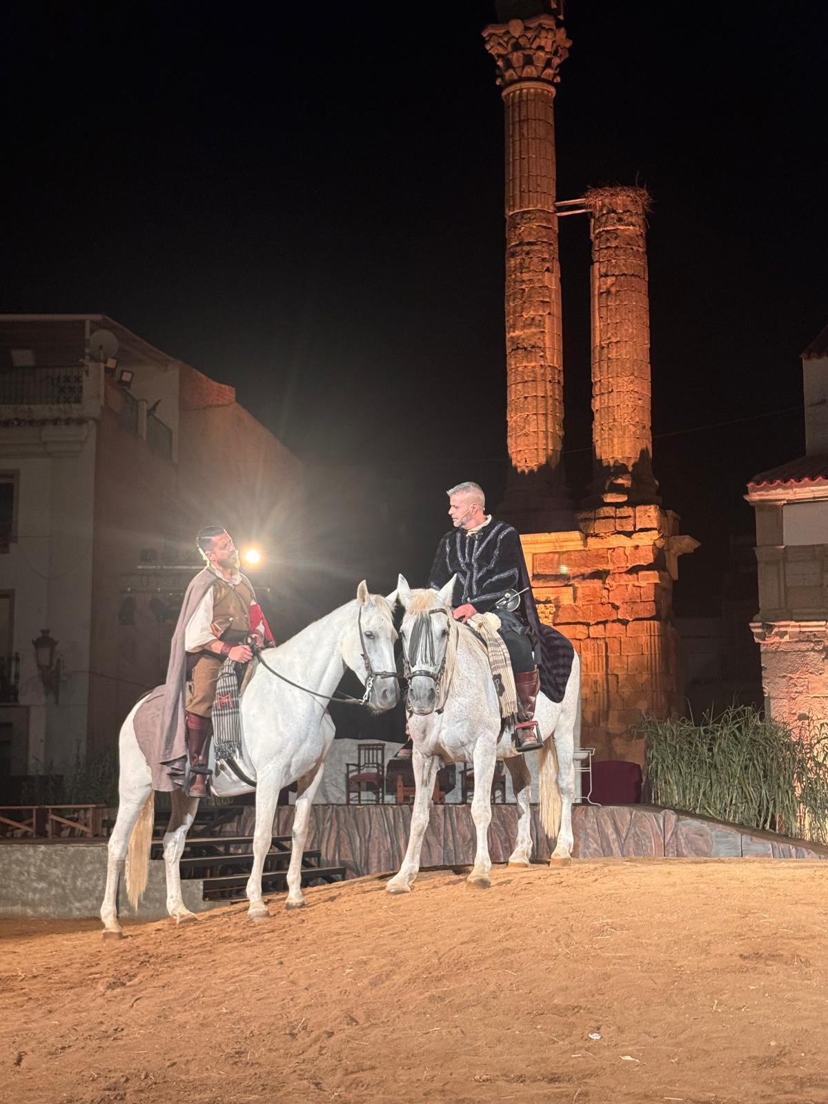 Dos de los actores a caballo durante la obra.