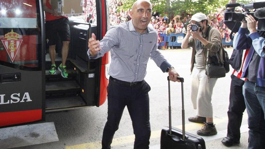 Abelardo, a su llegada a El Molinón el pasado domingo antes del partido ante el Tenerife. j. j.