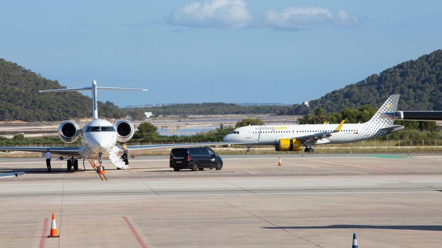 El alza del coste del combustible encarecerá los billetes de avión y barco en Ibiza y Formentera