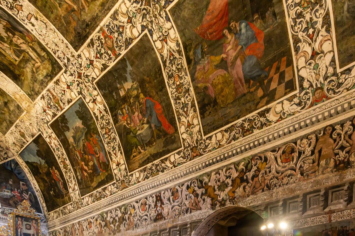 Frescos del siglo XVIII que decoran la bóveda de la Ermita de Nuestra Señora del Ara