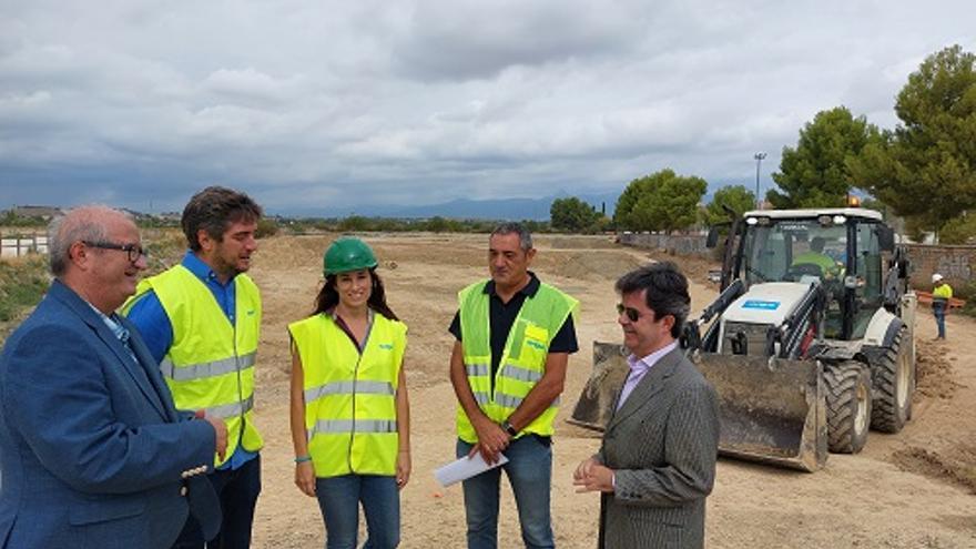 Luis Felipe, este viernes, en la zona donde se construirá la pista de patinaje.