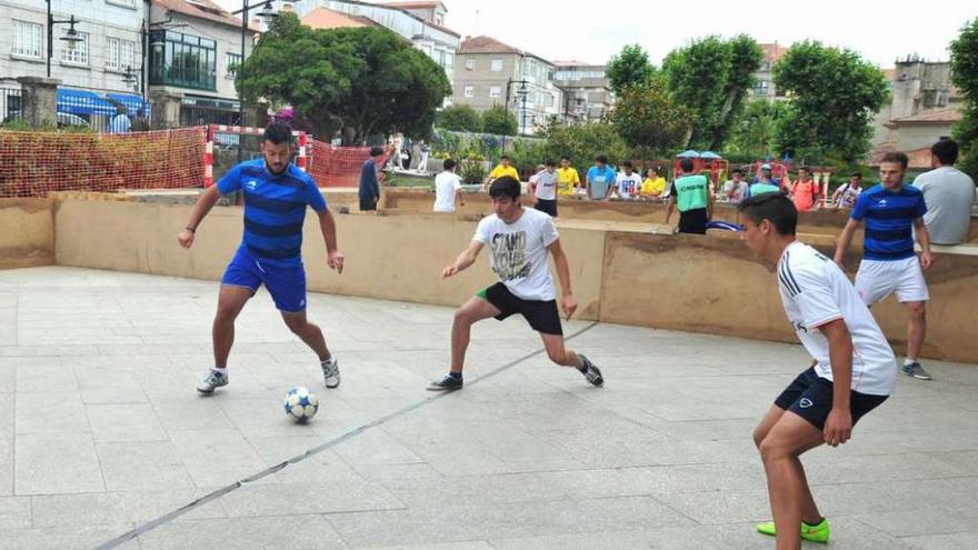 Los partidos de tres contra tres son todo un éxito en esta jornada. // I. Abella