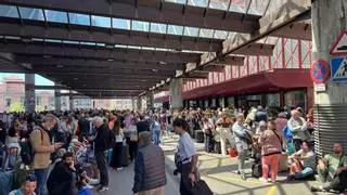 Oficinas de alquiler de coches cerradas y buses al aeropuerto desbordados: casi sin alternativas, Atocha era una encerrona