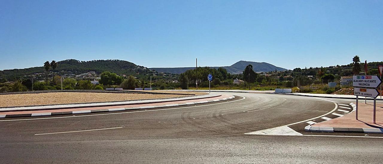 Una de las rotondas en la carretera de Gata construidas para dar acceso al futuro polígono