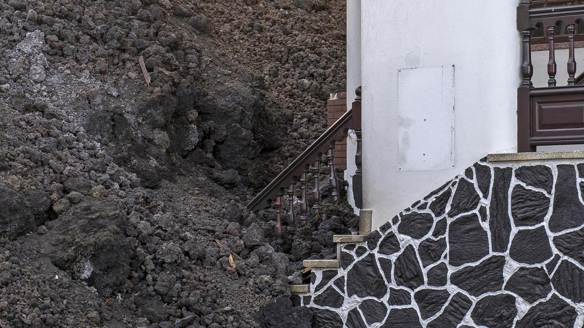 Una casa alcanzada por una colada de lava del volcán de Cumbre Vieja.