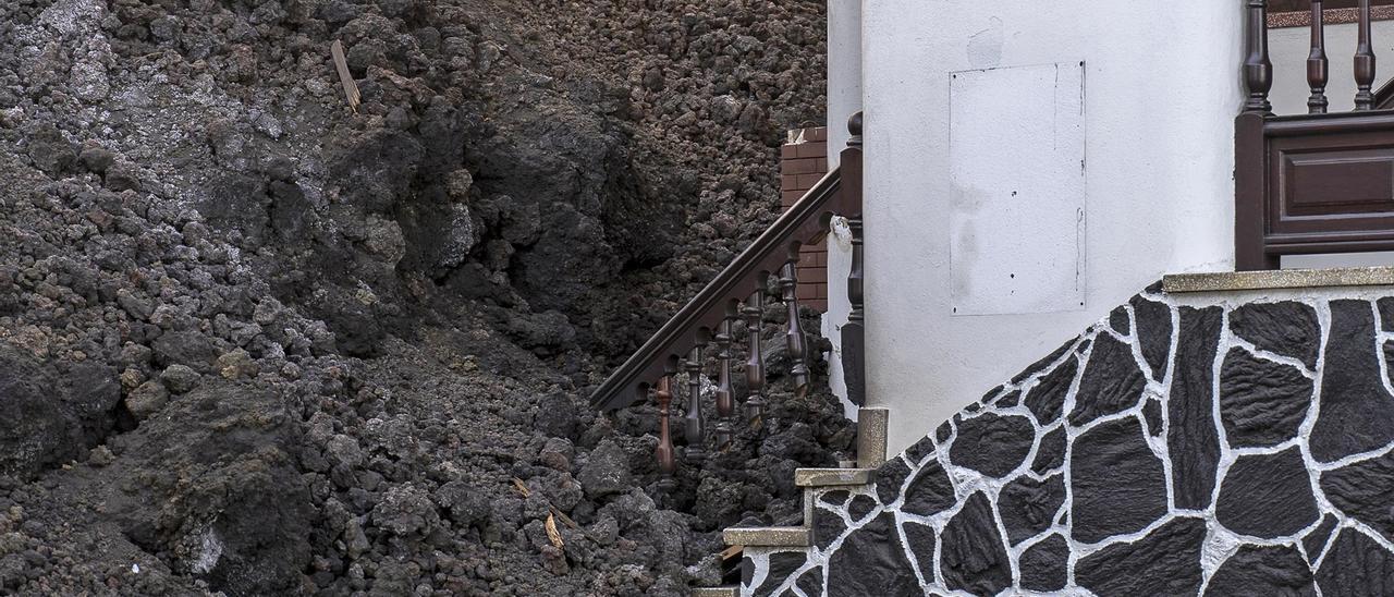 Una casa alcanzada por una colada de lava del volcán de Cumbre Vieja.