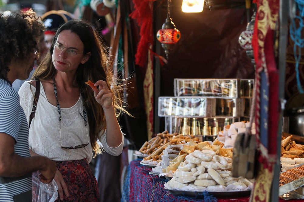 Una banda de música andalusí y una bailarina oriental inauguran el Mercado Marinero Medieval, que se celebrará hasta el domingo con más de 100 pouestos de artesanía y gastronomía.