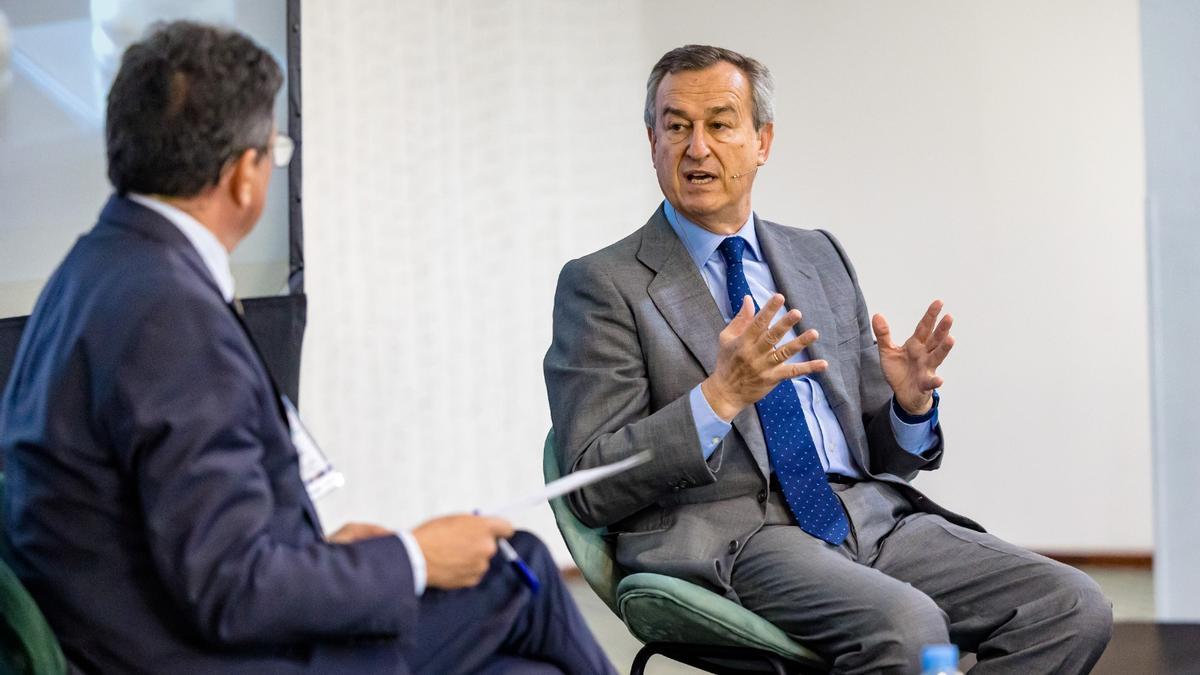 El director del Club INFORMACIÓN, Toni Cabot, entrevista al CEO del Sabadell, César González-Bueno.