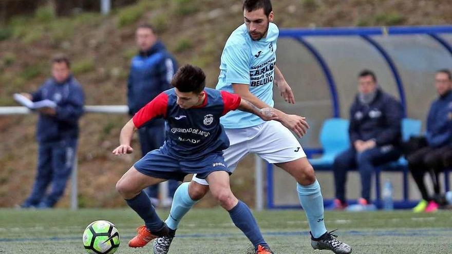 Un jugador del Beluso y otro del San Esteban pugnan por el balón en el partido de ayer. // Marta G. Brea