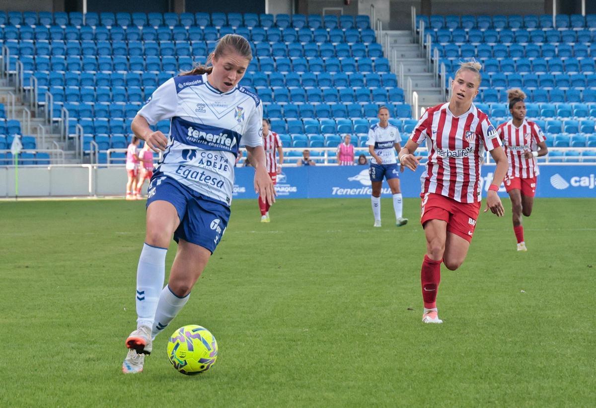 Aleksandra Zaremba avanza con el balón en el duelo liguero entre blanquiazules y colchoneras.