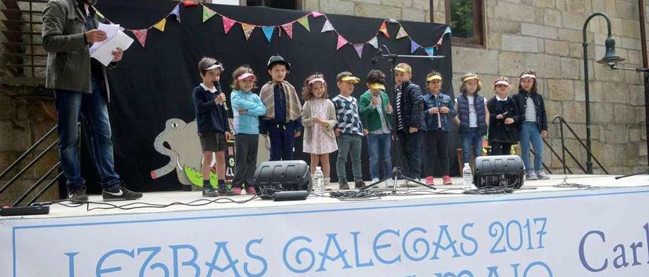 Un momento de la ofrenda poética de los niños, que también bajaron al Paseo da Calzada sus murales sobre Carlos Casares. // Noé Parga