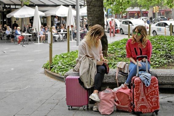 Wegkreuz, Treffpunkt, Schlafgelegenheit, Tanzparkett: Die Plaça d'Espanya ist das Herz Palmas. Ein Tag auf einem Platz im Wandel.